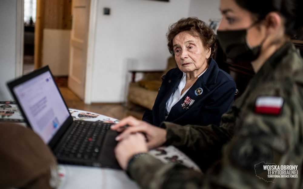 Terytorialsi pomagają kombatantom w procedurze szczepien