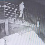 Policja w Ciechanowie poszukuje sprawcy kradzieży poręczy ze stali nierdzewnej [ZDJĘCIA, FILM]