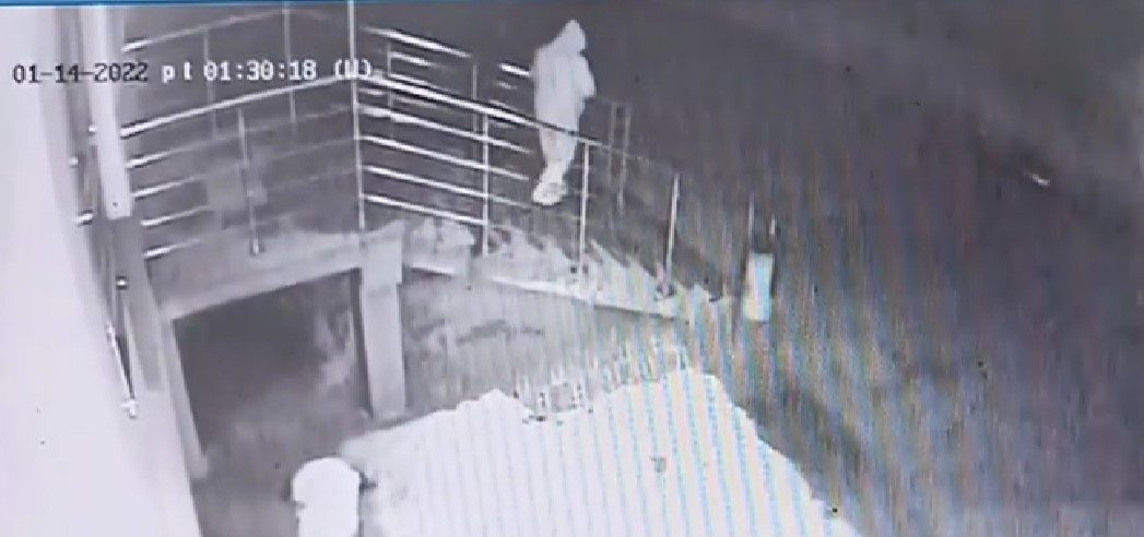 Policja w Ciechanowie poszukuje sprawcy kradzieży poręczy ze stali nierdzewnej [ZDJĘCIA, FILM]