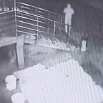 Policja w Ciechanowie poszukuje sprawcy kradzieży poręczy ze stali nierdzewnej [ZDJĘCIA, FILM]