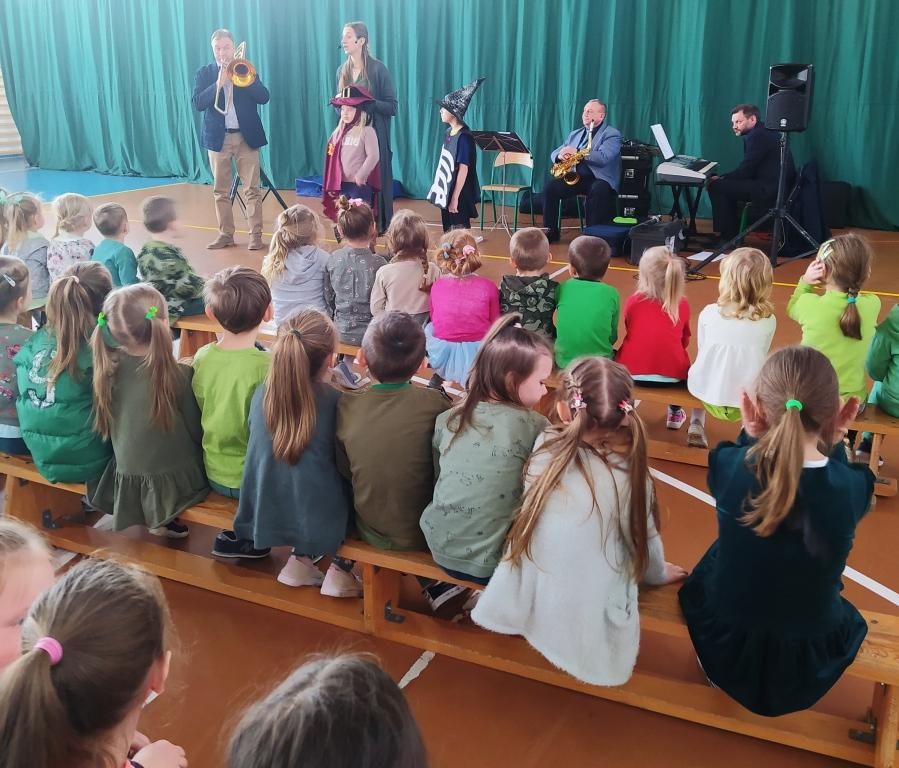 muzyk demonstruje gre na puzonie cf