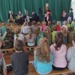 prowadzaca wprowadza dzieci w temat koncertu dbc