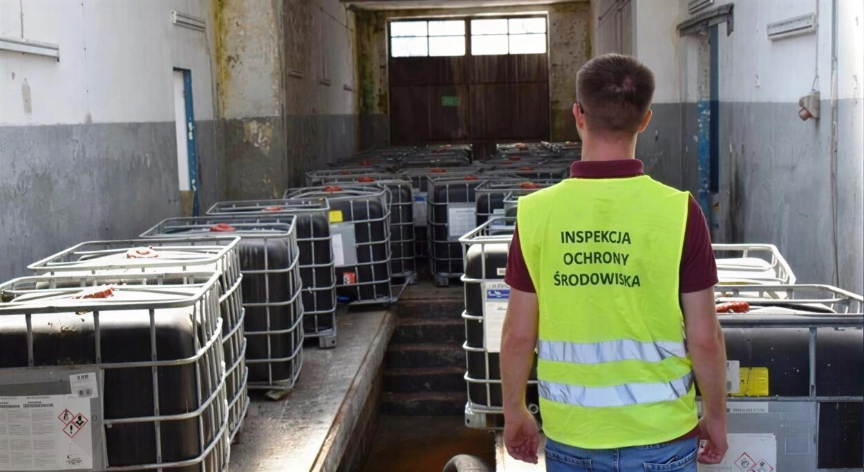 Niebezpieczne odpady przy ul. Targowej w Przasnyszu