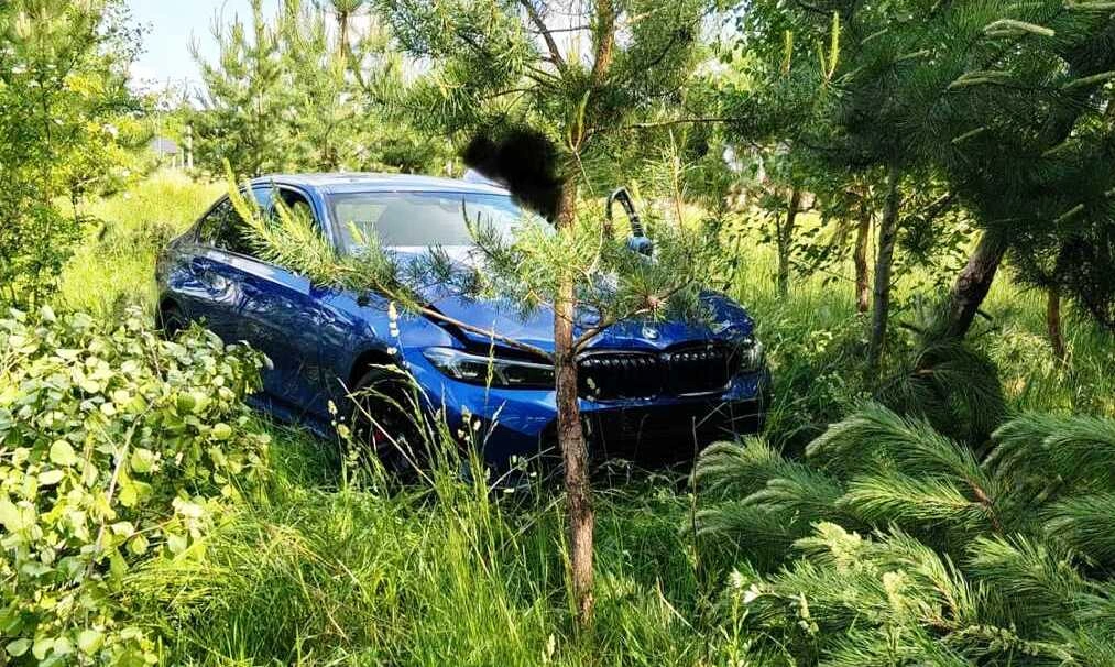 Młody kierowca BMW w Ciechanowie po wypadku