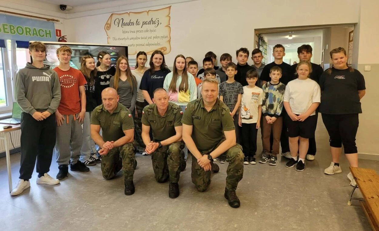 Edukacja z wojskiem w Romanach Seborach - żołnierze uczą uczniów bezpieczeństwa