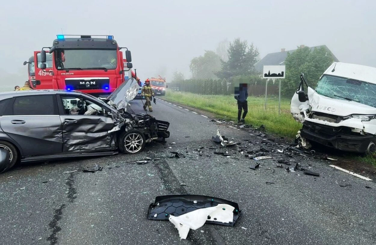 Wypadek na DK-60 w Gołyminie, dwa ranne w wyniku zderzenia pojazdów.