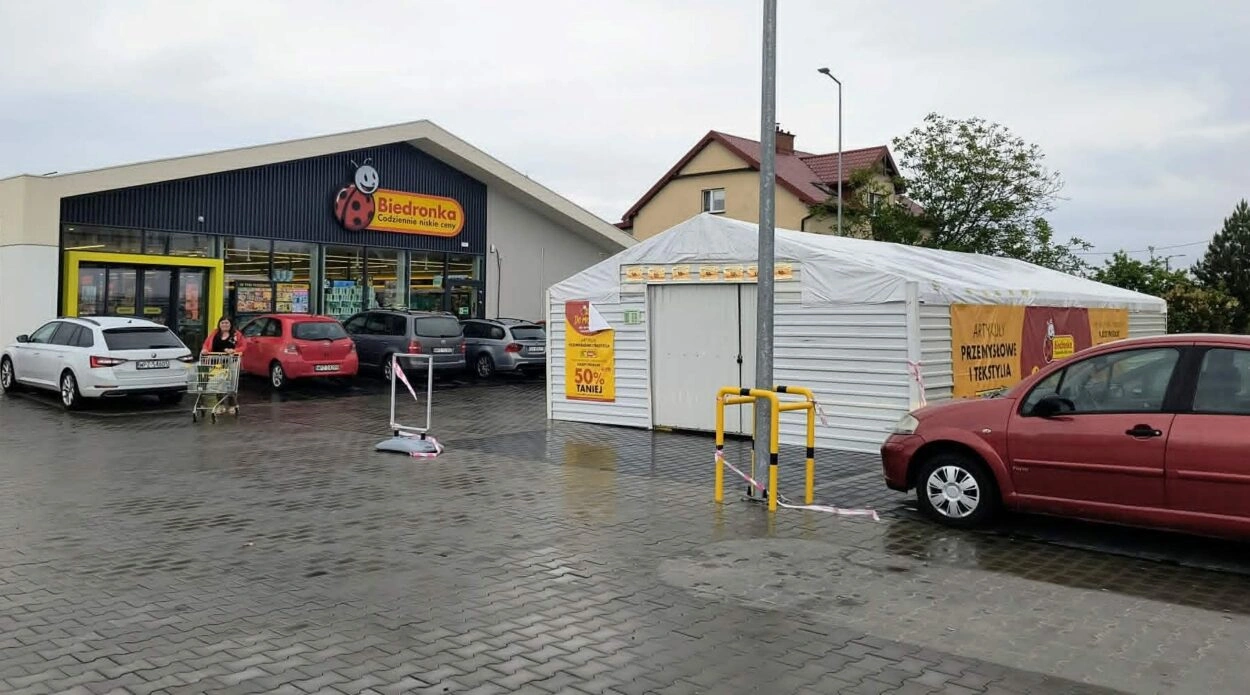 Wyprzedażowe namioty Biedronki w Przasnyszu z rabatami do 50%