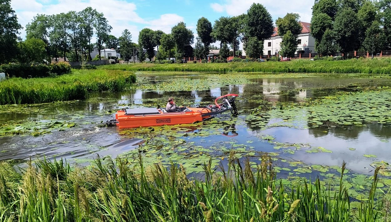łódź kosząca w Przasnyszu na rzece Węgierce