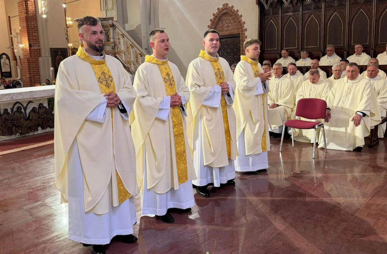 Nowy ksiądz z Zaręb, Konrad Suchowiecki, w Katedrze w Łomży