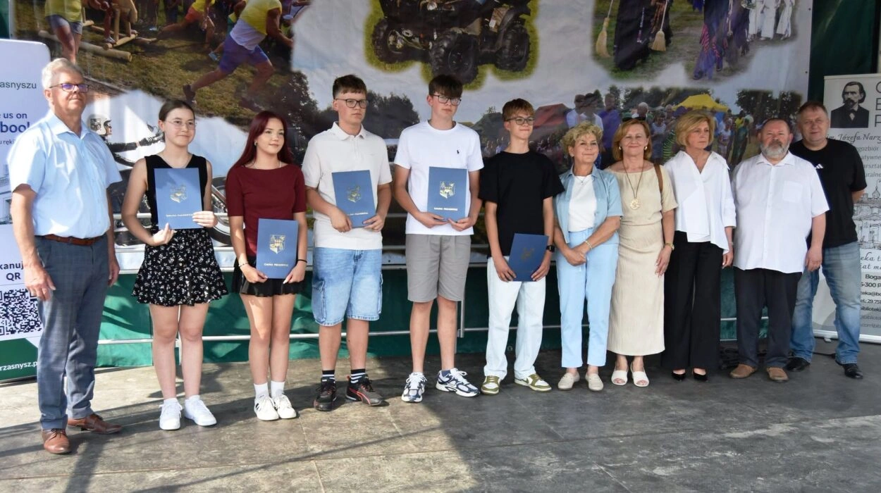 Najlepsi uczniowie Gminy Przasnysz podczas uroczystości uhonorowania