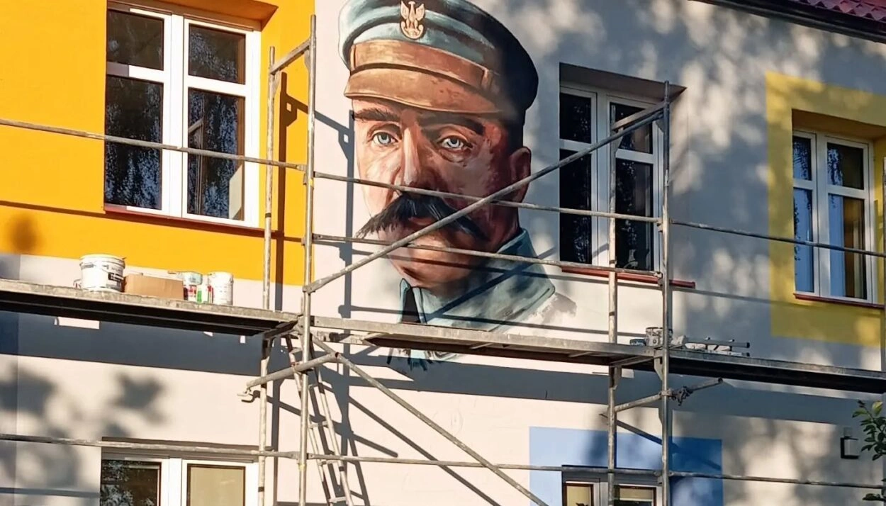 Mural z wizerunkiem Józefa Piłsudskiego na szkole w Bogatem