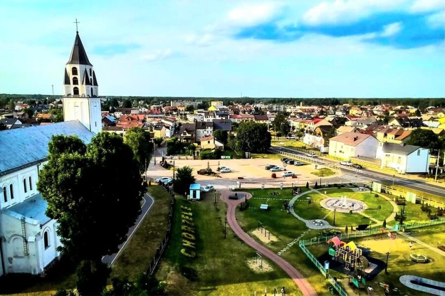 zielona strefa relaksu w Chorzelach przy stadionie sportowym
