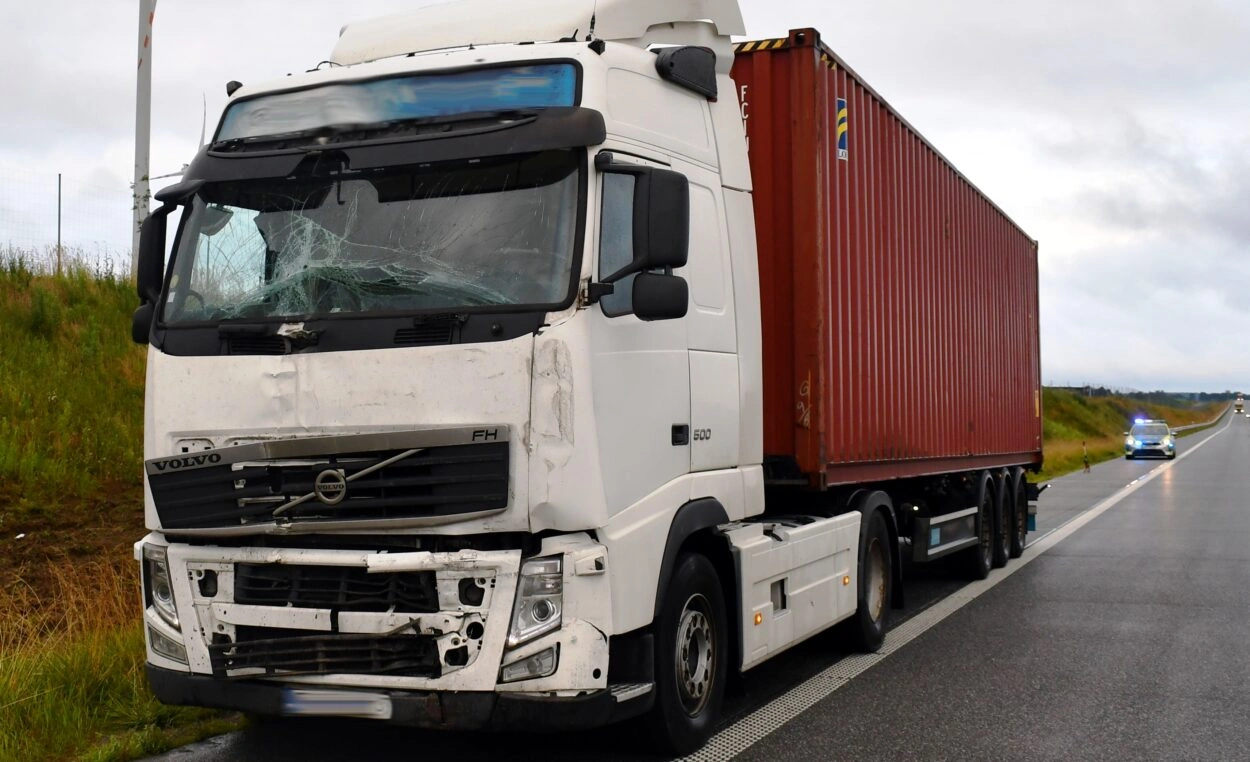 Wypadek drogowy w Wiśniewie z udziałem ciężarowego Volvo i dostawczego Mitsubishi.
