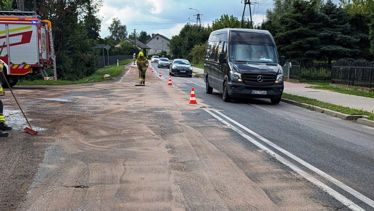 Interwencja straży pożarnej w Dobrzankowie przy usuwaniu plamy oleju na drodze krajowej nr 57