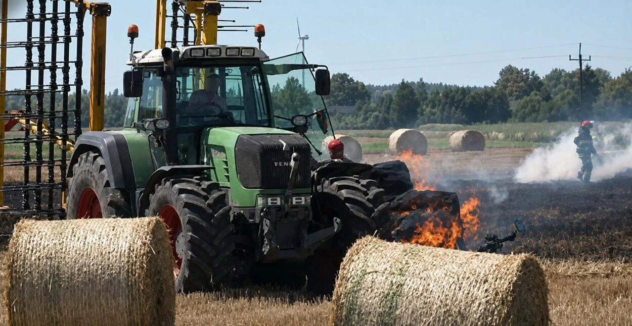 Pożar maszyn rolniczych w Kotermanie podczas żniw