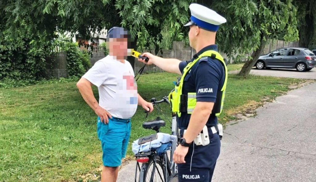 Bezpieczny przejazd rowerowy w Przasnyszu - kontrola policji