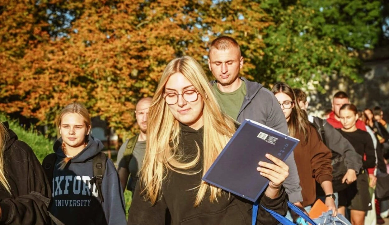 Ochotnicy z 5 Mazowieckiej Brygady Obrony Terytorialnej w trakcie szkolenia w ramach Wakacji z WOT.