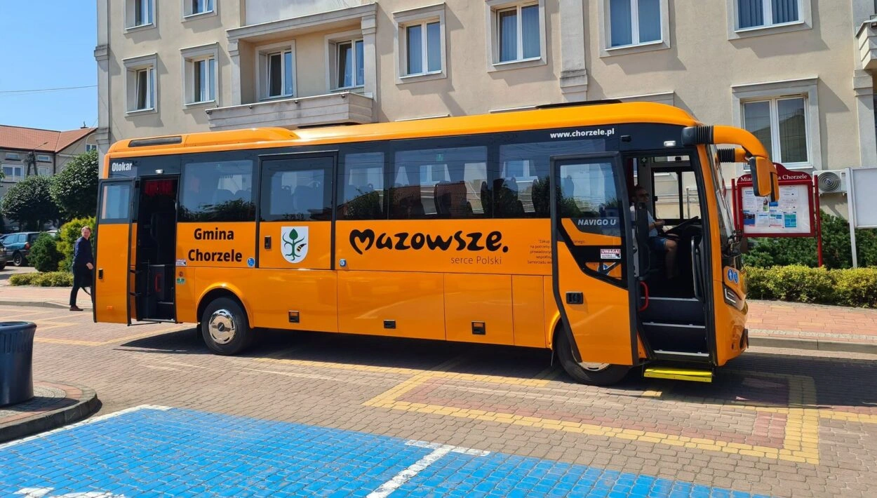 Nowy autobus dla uczniów w gminie Chorzele z windą dla osób z niepełnosprawnościami.