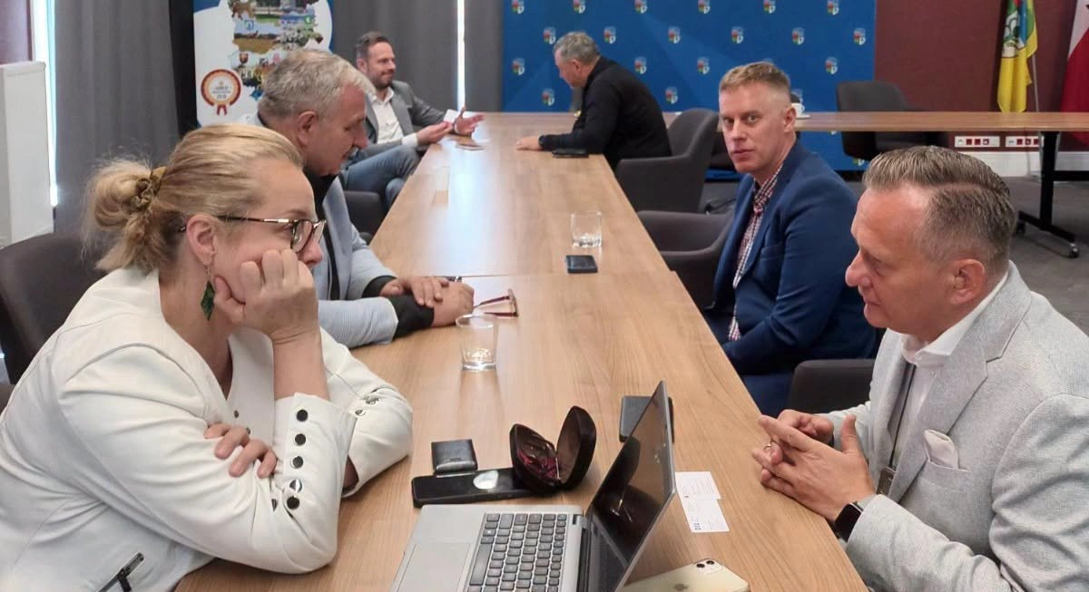 Wsparcie dla lokalnych przedsiębiorców w Przasnyszu podczas spotkania w Starostwie Powiatowym.