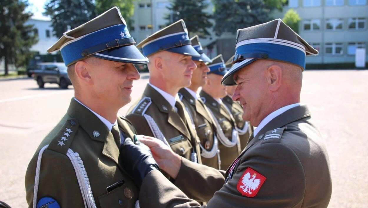 Obchody Święta Wojska Polskiego w Przasnyszu z udziałem mieszkańców i wojska.