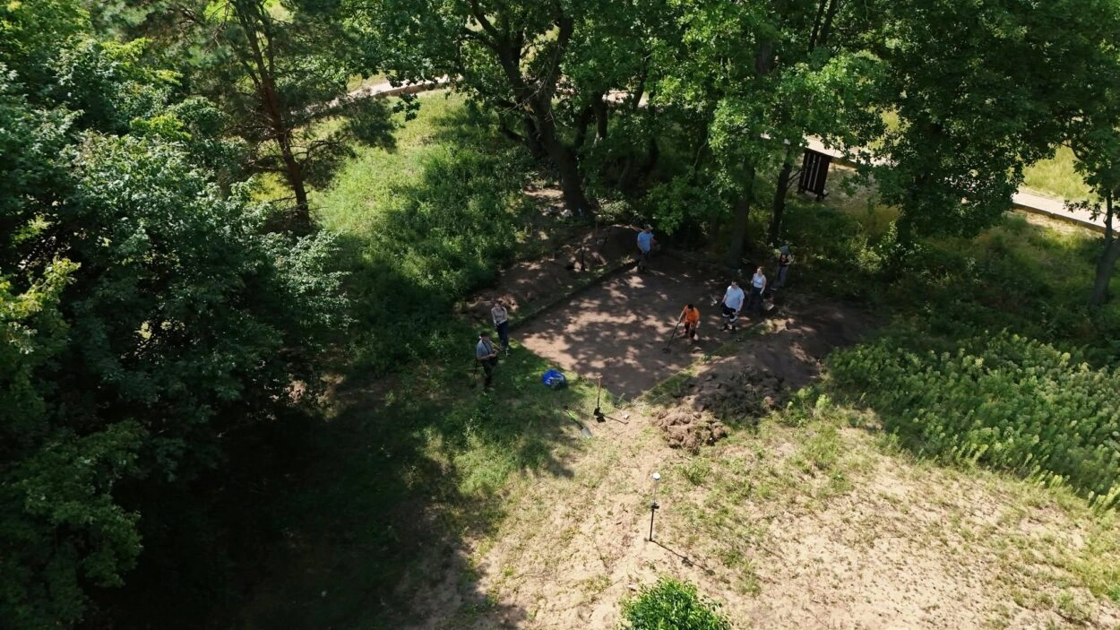 Badania archeologiczne na Łysej Górze z zespołem archeologów.