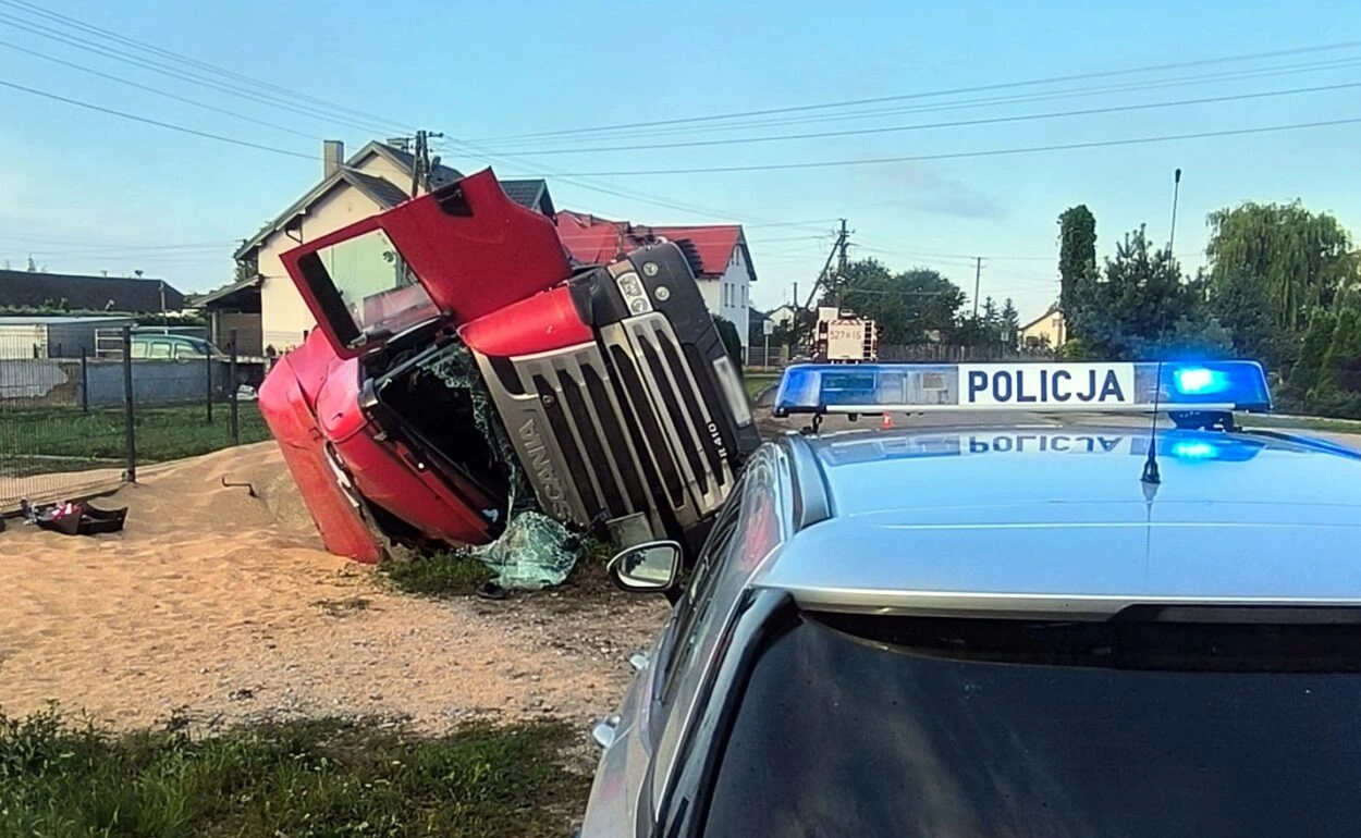 Wypadek ciężarówki w Wróblewie z ranną pasażerką