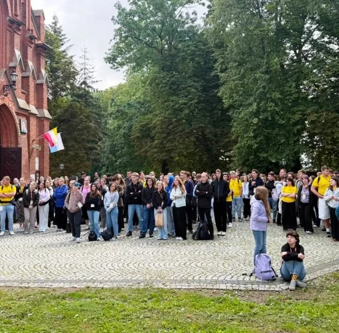 Spotkanie rodzin i młodzieży w Rostkowie z Golec uOrkiestra