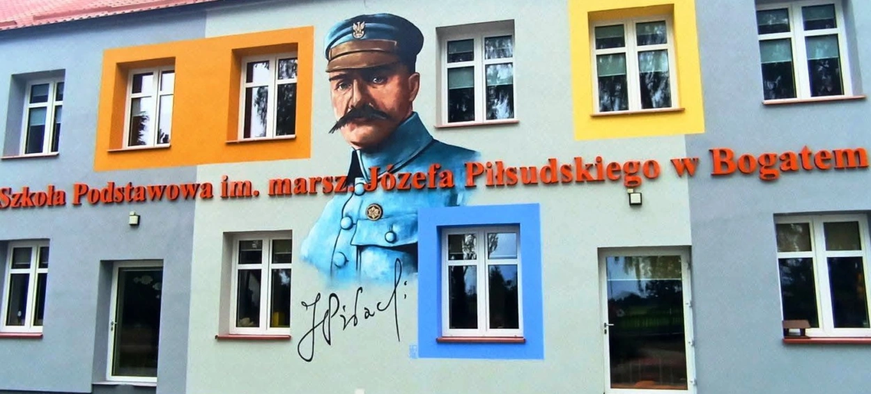 Mural z Piłsudskim w Szkole Podstawowej w Bogatem