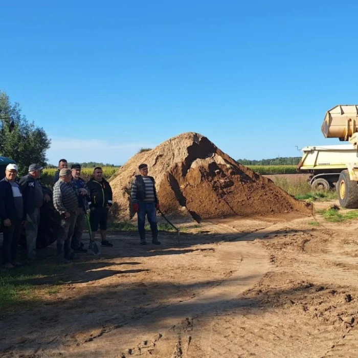 Mieszkańcy Lipy angażują się w naprawę dróg