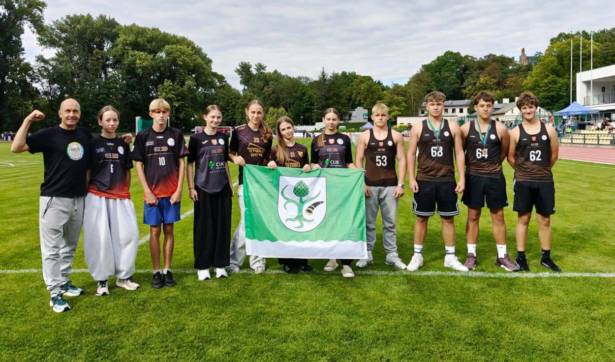 Młodzi sportowcy z Chorzel podczas Mistrzostw Mazowsza U16 w Ciechanowie