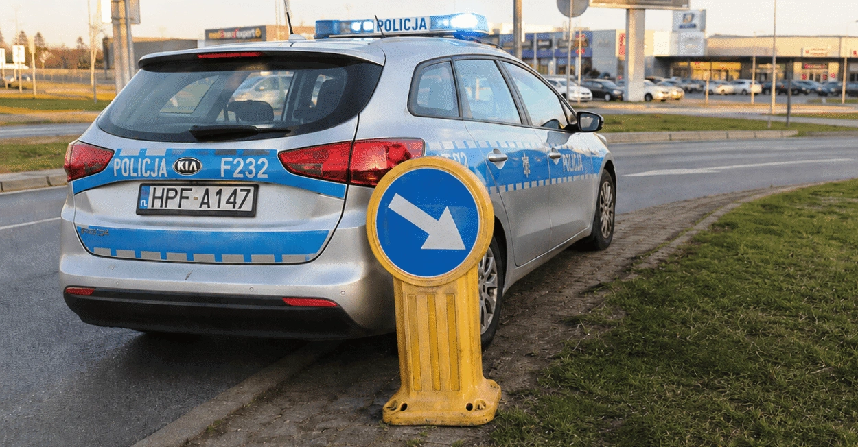 Interwencja policji we Władysławowie z udziałem nastolatków przewożących znak drogowy na hulajnodze elektrycznej.
