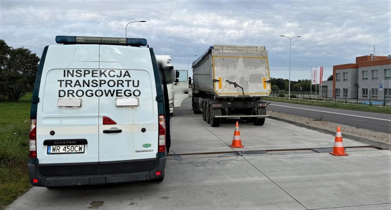 Przeładowana ciężarówka z burakami cukrowymi na drodze krajowej nr 60