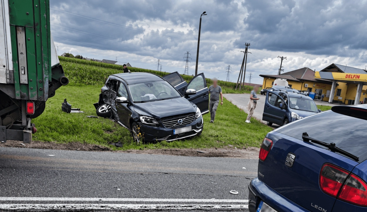 Wypadek na ulicy Słowackiego w Przasnyszu z udziałem trzech pojazdów