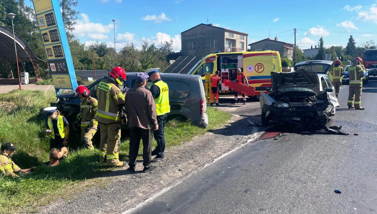 Zdarzenie drogowe w Przasnyszu, zderzenie dwóch samochodów osobowych