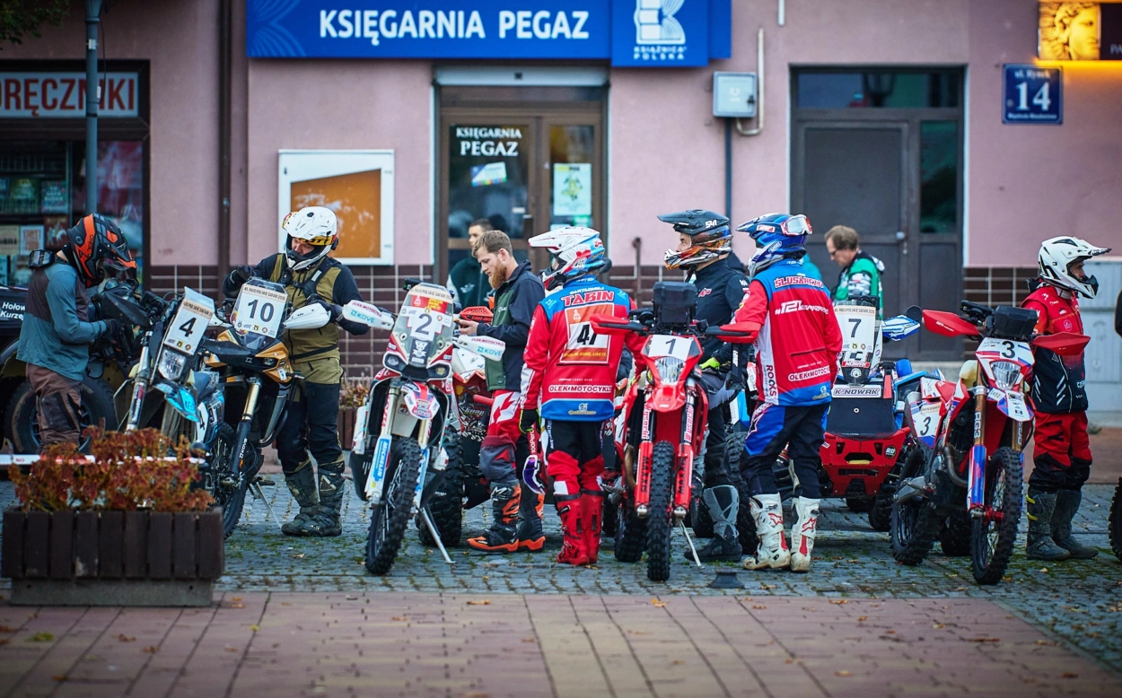 Rajd Polskie Safari 2023 w Przasnyszu - start w Rynku