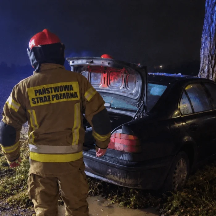 Zdarzenie drogowe w Chrzanowie: BMW uderzyło w drzewo
