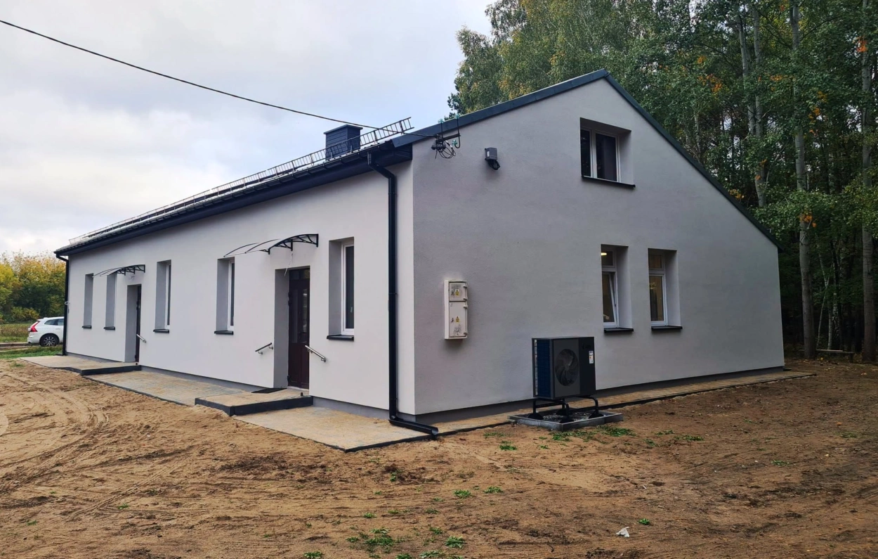 Modernizacja świetlicy w Przysowach z instalacją fotowoltaiczną i pompą ciepła.
