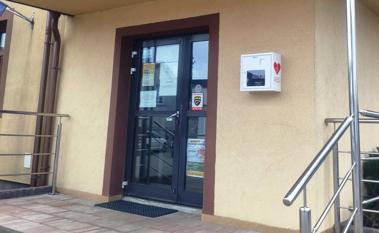 Nowoczesny defibrylator AED w Krzynowłodze Małej