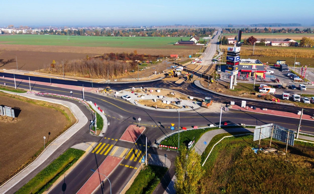 Utrudnienia w dojeździe do centrum handlowego w Ciechanowie z powodu budowy ronda