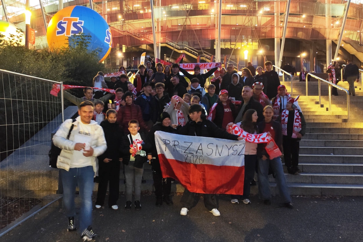 Uczniowie z Przasnysza na PGE Narodowym kibicują reprezentacji Polski