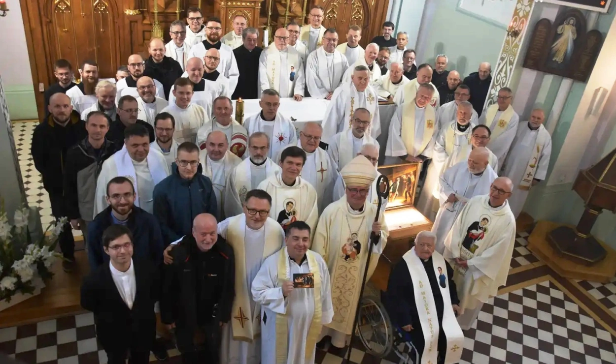 Pielgrzymka jezuitów do Rostkowa w Przasnyszu