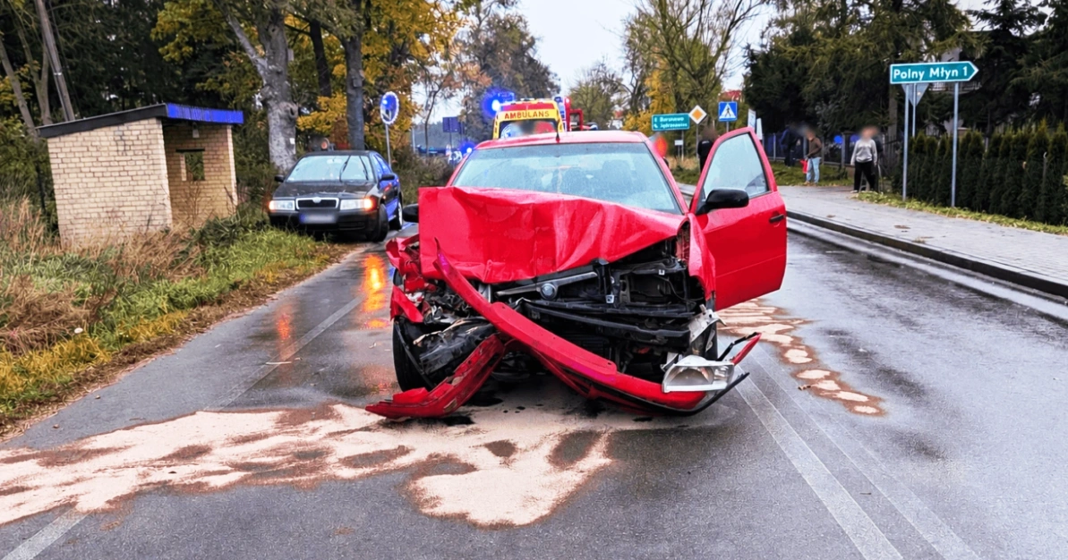 Zderzenie samochodów w Bartnikach: Ford Fiesta i Skoda Octavia