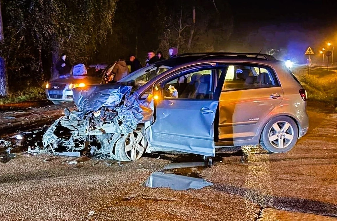 Wypadek na DK53, cztery osoby w szpitalu po zderzeniu samochodów